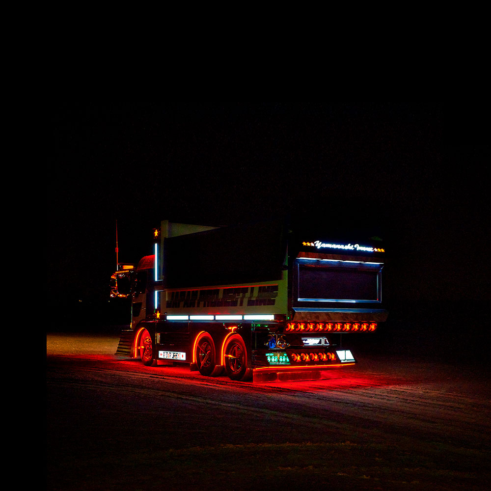 デコトラ写真集 DEKOTORA「夜の闇に浮かぶ路上の宇宙船」秦 淳司